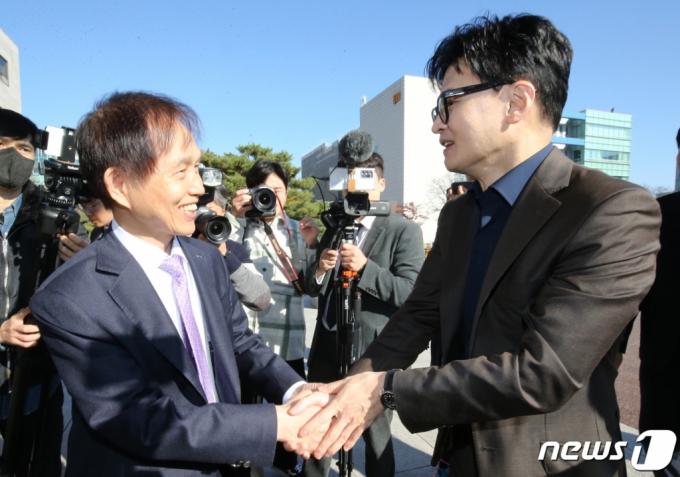 (대전=뉴스1) 김기태 기자 = 한동훈 법무부 장관이 21일 대전 유성구 한국과학기술연구원에서 이광형 총장과 인사하고 있다. 2023.11.21/뉴스1 Copyright (C) 뉴스1. All rights reserved. 무단 전재 및 재배포, AI학습 이용 금지.