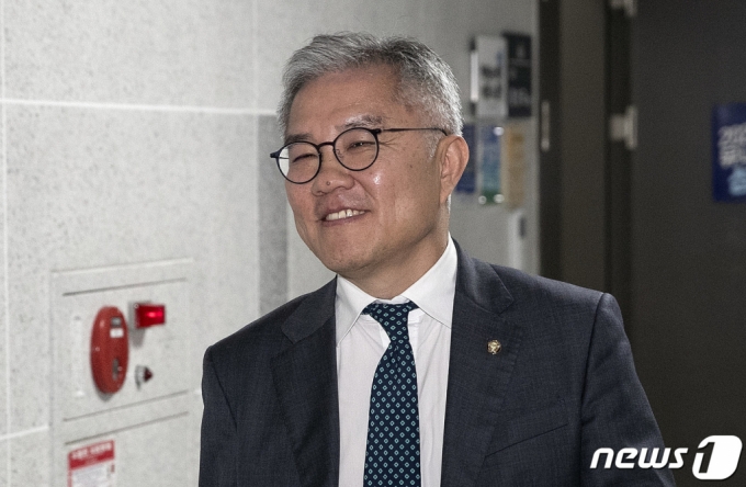 최강욱 더불어민주당 의원이 18일 오후 서울 여의도 국회 의원회관 의원실로 들어서고 있다. 조국 전 법무부장관 아들에게 허위로 인턴증명서를 발급했다는 혐의를 받은 최 의원은 이날 상고심 선고 공판에서 징역 8개월에 집행유예 2년을 확정받고 의원직을 상실하게 됐다. 2023.9.18/뉴스1