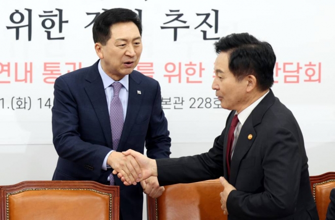 김기현 국민의힘 대표와 원희룡 국토교통부 장관이 21일 오후 서울 여의도 국회에서 열린 노후계획도시 정비특별법 연내 통과 촉구를 위한 주민간담회에서 악수를 하고 있다. /사진=뉴시스