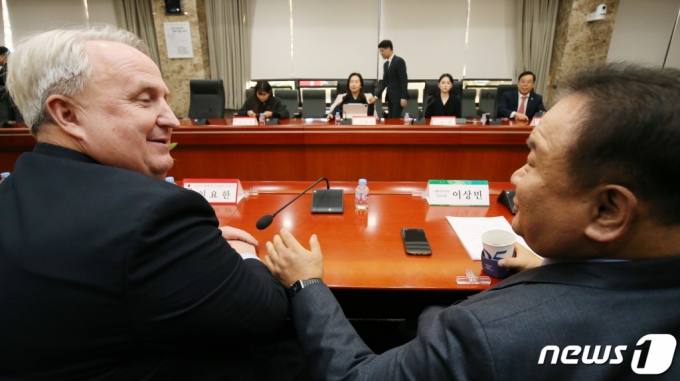 (대전=뉴스1) 김기태 기자 = 이상민 더불어민주당 의원과 인요한 국민의힘 혁신위원장이 21일 대전 유성구 한국과학기술연구원(KAIST)에서 열린 한국 정치의 문제점과 개혁방안 강연 및 토론회에서 대화하고 있다. 2023.11.21/뉴스1 Copyright (C) 뉴스1. All rights reserved. 무단 전재 및 재배포, AI학습 이용 금지.