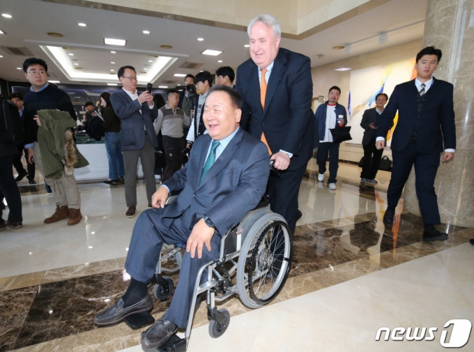 (대전=뉴스1) 김기태 기자 = 인요한 국민의힘 혁신위원장이 21일 대전 유성구 한국과학기술연구원(KAIST)에서 열린 한국 정치의 문제점과 개혁방안 강연 및 토론회를 마친 이상민 더불어민주당 의원의 휠체어를 밀고 이동하고 있다. 2023.11.21/뉴스1 Copyright (C) 뉴스1. All rights reserved. 무단 전재 및 재배포, AI학습 이용 금지.