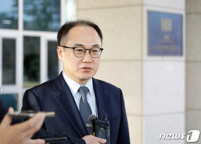 이원석 검찰총장이 지난 7일 오후 울산지방검찰청 울산지청을 격려차 방문, 건물로 들어서기 전 취재진의 질문에 답하고 있다. /사진=뉴스1