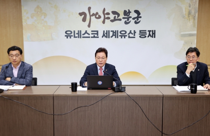 박완수 경남도지사(가운데)가 21일 실국본부장 회의를 하고 있다./사진제공=경남도
