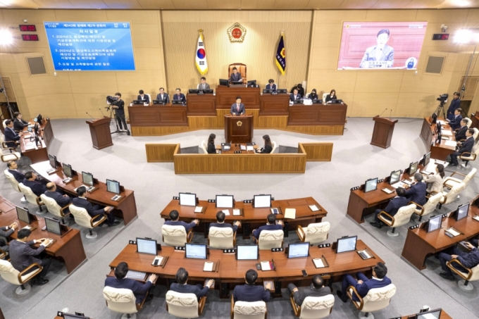 이철우 도지사가 도의회 본회의장에서 경북도 내년 예산 편성과 관련한 시정연설을 하고 있다./사진제공=경북도