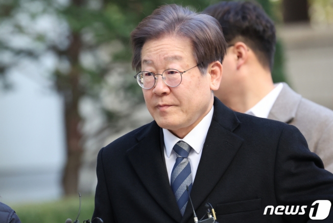 (서울=뉴스1) 허경 기자 = 이재명 더불어민주당 대표가 21일 서울 서초구 서울중앙지방법원에서 열린 '대장동 배임 및 성남FC 뇌물 의혹' 관련 8차 공판에 출석하고 있다. 2023.11.21/뉴스1 Copyright (C) 뉴스1. All rights reserved. 무단 전재 및 재배포, AI학습 이용 금지.