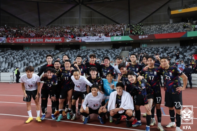 (서울=뉴스1) = 대한민국 축구대표팀이 21일 중국 선전 유니버시아드 스포츠센터 경기장에서 열린 2026 FIFA 북중미 월드컵 아시아 지역 2차 예선 C조 조별리그 대한민국과 중국의 경기에서 3-0으로 승리를 거둔 후 기념촬영을 하고 있다. (대한축구협회 제공) 2023.11.21/뉴스1  Copyright (C) 뉴스1. All rights reserved. 무단 전재 및 재배포,  AI학습 이용 금지.