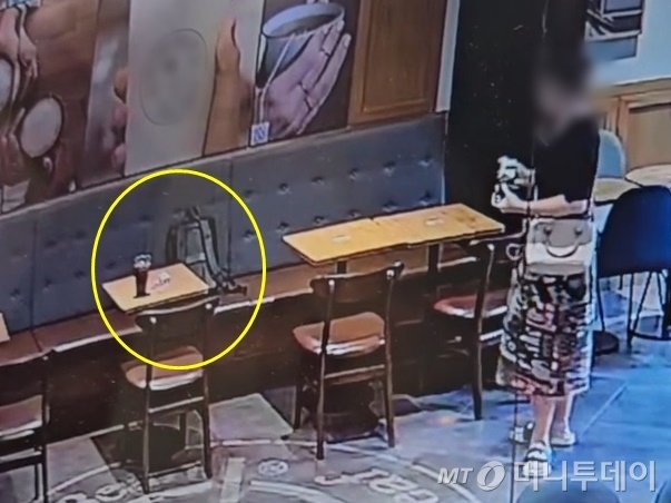 지난해 8월 서울 강남구의 한 카페에서 한 남성이 잠시 자리를 비우자 이 남성의 노트북을 훔친 여성 /사진=온라인 커뮤니티 보배드림 캡처