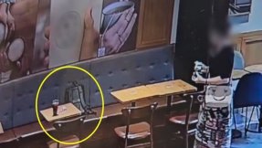 [더영상] '자리 비우자' 카페서 노트북 훔친 女…배달 피자 빼먹기 '경악'