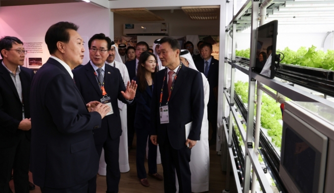 지난 달 24일(현지시간) 카타르를 국빈 방문한 윤석열 대통령이 도하 알 비다 공원에서 열린 국제원예박람회에서 한국형 스마트 농업 전시관에 마련된 농심 수직농장에 대한 설명을 듣고 있다. (대통령실 제공) 