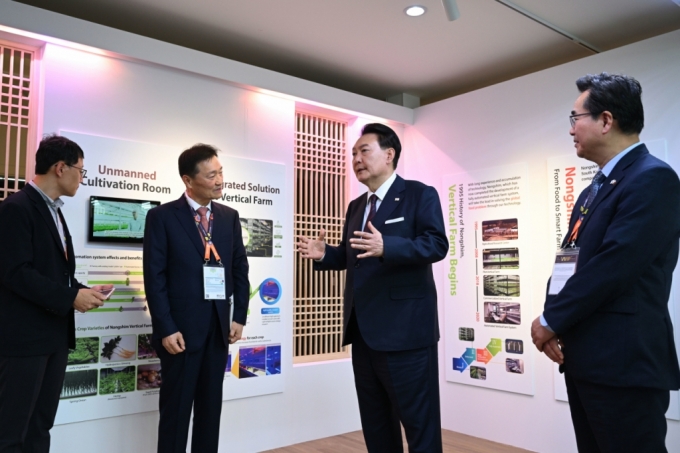 [도하=뉴시스] 전신 기자 = 카타르를 국빈 방문한 윤석열 대통령이 24일(현지시간) 도하 알 비다 공원에서 열린 국제원예박람회 한국관 개관식에 참석, 한국형 스마트 농업 전시관을 찾아 카타르와 수직농장 협력 프로젝트를 추진하고 있는 농심 이병학(왼쪽 두번째) 농심 대표이사 사장으로부터 스마트팜 원격제어 기술에 대한 설명을 들으며 대화를 나누고 있다. 오른쪽은 정황근 농림축산식품부 장관. 2023.10.25. photo1006@newsis.com