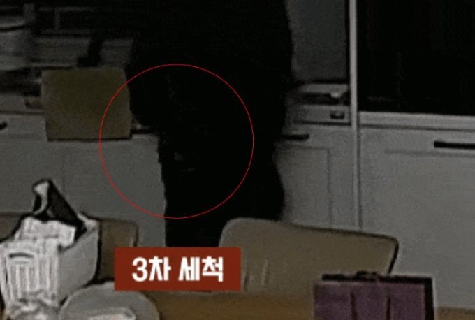 한 정수기 관리원이 가정집을 방문해 엉덩이를 닦은 물티슈로 정수기를 닦는 모습이 공개됐다. /사진=JTBC &#039;사건반장&#039; 갈무리