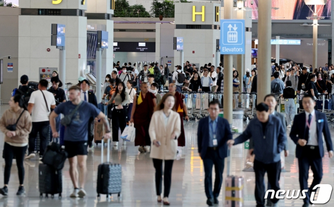 (인천공항=뉴스1) 장수영 기자 = 추석 황금연휴를 앞둔 25일 오전 인천국제공항 1터미널 출국장에 해외 여행을 떠나려는 여행객들이 붐비고 있다. 2023.9.25/뉴스1  Copyright (C) 뉴스1. All rights reserved. 무단 전재 및 재배포,  AI학습 이용 금지.