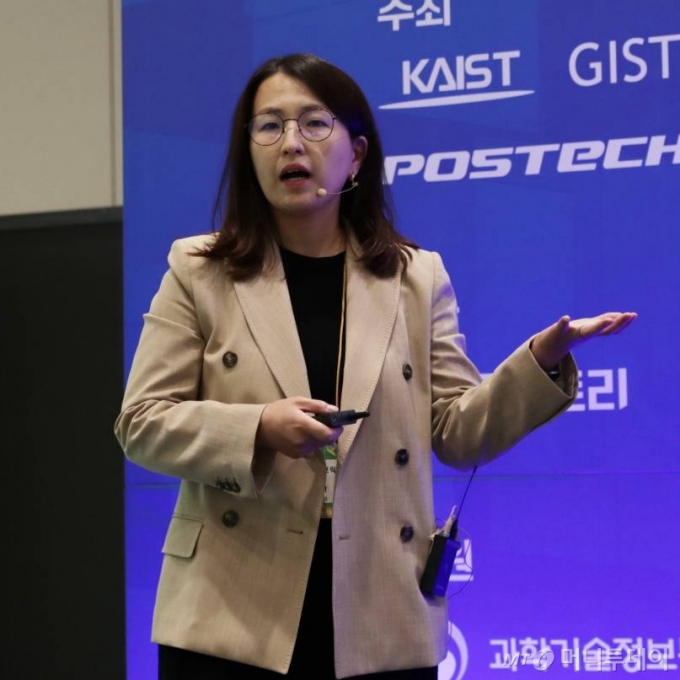 국회수소경제포럼이 주최하고 머니투데이 주관으로 23일 서울 강남구 코엑스에서 열린 &#039;그린비즈니스위크 2023(GBW 2023)&#039; K-테크 스타트업 왕중왕전에서 교원창업 부문 결선에 오른 바이오브릭스의 장진아 대표가 IR 발표를 하고 있다. /사진=김휘선 기자 hwijpg@