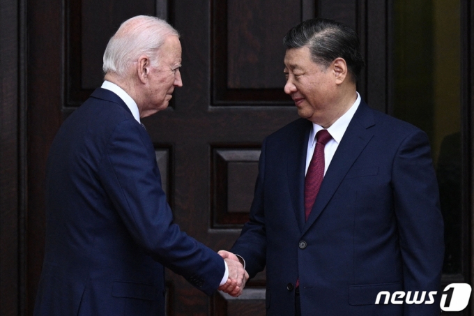 (AFP=뉴스1) 안은나 기자 = 조 바이든 미국 대통령이 15일(현지시간) 캘리포니아 우드사이드에서 아시아·태평양경제협력기구(APEC) 정상회의 참석차 미국을 방문한 시진핑 중국 국가주석과 정상회담에 앞서 인사를 나누고 있다.  ⓒ AFP=뉴스1  Copyright (C) 뉴스1. All rights reserved. 무단 전재 및 재배포,  AI학습 이용 금지.