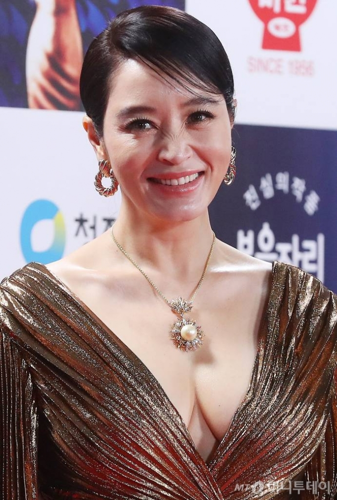 배우 김혜수가 24일 오후 서울 영등포구 여의도동 KBS 신관홀에서 진행된 &#039;제44회 청룡영화상&#039; 레드카펫 행사에 참석해 포즈를 취하고 있다. 2023.11.24 /사진=김창현