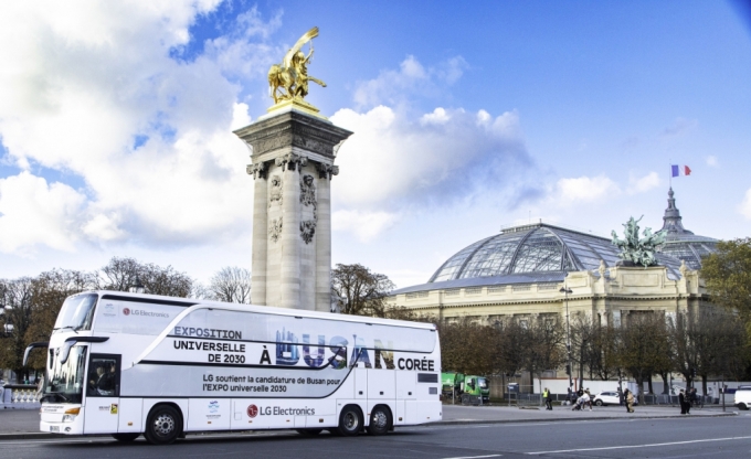 LG가 운영하는 부산 엑스포 홍보 버스가 프랑스 현지시간 28일 2030년 엑스포 개최지 선정을 위한 투표를 앞두고 파리의 주요 명소들을 순회하고 있다.   /사진제공= LG전자