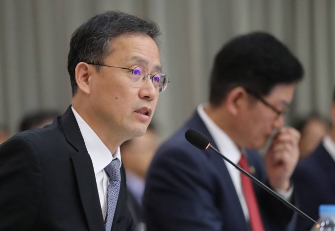 [대전=뉴시스] 강종민 기자 = 12일 대전시 서구 정부대전청사에서 열린 국회 기획재정위원회의 통계청 등에 대한 국정감사에서 이형일 통계청장이 위원 질의에 답변하고 있다. 2023.10.12.