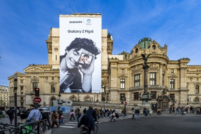 삼성전자가 파리의 명소 '오페라 가르니에'의 대형 옥외광고에 '갤럭시 Z 플립5' 이미지와 함께 부산엑스포 로고를 함께 선보였다. /사진제공=삼성전자