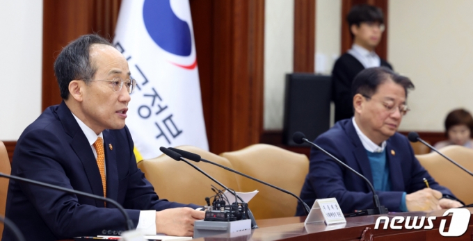(서울=뉴스1) 김명섭 기자 = 추경호 경제부총리 겸 기획재정부 장관이 27일 오전 서울 종로구 세종대로 정부서울청사에서 열린 비상경제장관회의 겸 수출투자대책회의에서 모두 발언을 하고 있다. 2023.11.27/뉴스1  Copyright (C) 뉴스1. All rights reserved. 무단 전재 및 재배포,  AI학습 이용 금지.