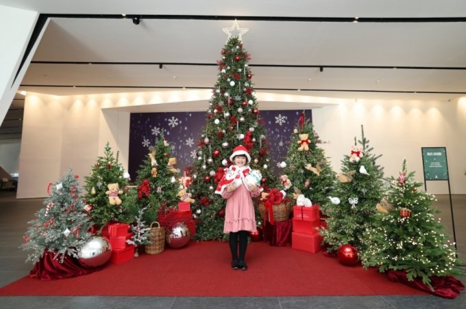 래미안갤러리 라운지 대형 크리스마스 트리/사진제공=삼성물산