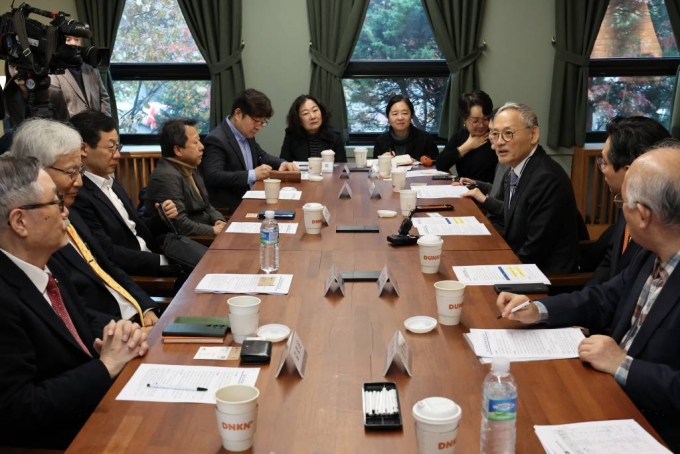 [서울=뉴시스] 박진희 기자 = 유인촌 문화체육관광부 장관이 27일 서울 종로구 예술가의집에서 문학계 주요 인사들을 만나 현장 의견을 수렴하고 있다. 간담회에는 한국시인협회 유자효 회장, 한국문인협회, 한국소설가협회 김호운 이사장(겸임), 작가 장석주, 에릭양 에이전시 김희순 대표, 케이엘(KL)매니지먼트 이구용 대표, 정은귀 한국외대 교수, 한국문학평론가협회장 오형엽 교수, 한국문학관협회 전보삼 회장 등이 참석했다. 2023.11.27.