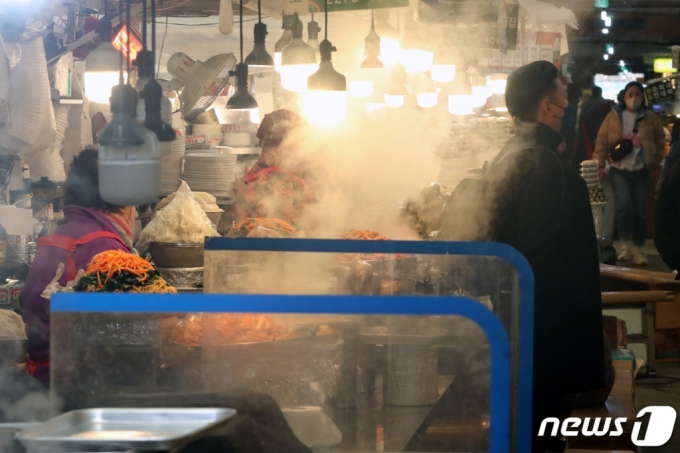 서울 종로구 광장시장 노점에서 상인들이 음식을 판매하고 있다./사진=뉴스1