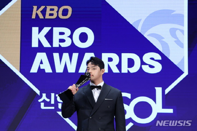 한화 문동주가 27일 2023 KBO 시상식에서 신인상 트로피에 입을 맞추고 있다. /사진=뉴시스