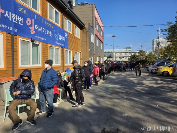 28일 서울지하철 1호선 청량리역 인근  '밥퍼나눔운동본부'(밥퍼)에 점심식사를 하기 위해 방문한 사람들이 줄을 서서 기다리고 있다/사진=김온유 기자