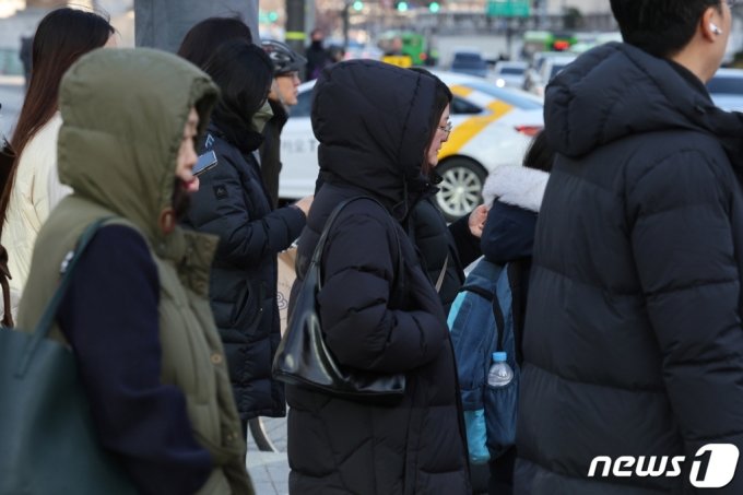  아침 최저기온이 영하로 떨어진 29일 서울 청계광장에서 시민들이 두꺼운 옷을 입은 채 출근하고 있다. /사진=뉴스1