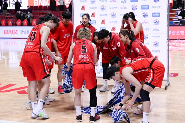 BNK 선수단이 29일 삼성생명전을 승리한 후 기쁨을 나누고 있다. /사진=WKBL 