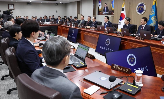 [서울=뉴시스] 조수정 기자 = 윤석열 대통령이 28일 서울 용산 대통령실 청사에서 제50회 국무회의를 주재하고 있다. (대통령실통신사진기자단) 2023.11.28