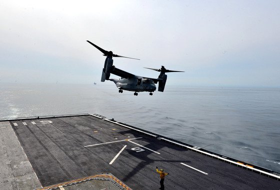 = 2015 한미 연합상륙훈련에 참가한 미 해병대 소속 수송 헬리콥터 MV-22 오스프리(Osprey)가 26일 독도함 비행갑판에 착함 훈련을 하고 있다. (해군 제공) 20153.26/뉴스1  