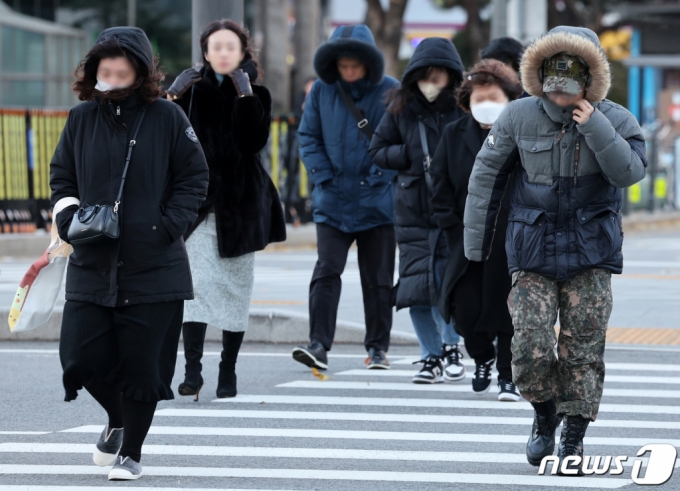  전국 대부분 지역의 아침 기온이 영하권으로 떨어지며 올 가을 들어 가장 추운 30일 오전 서울 광화문네거리에서 방한 용품을 착용한 시민들이 출근하고 있다. /사진=뉴스1