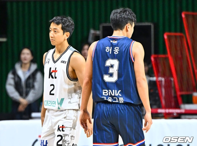 KCC 허웅(오른쪽)과 KT 허훈이 30일 부산 사직체육관에서 열린 양 팀의 맞대결에서 서로를 지나가고 있다. 