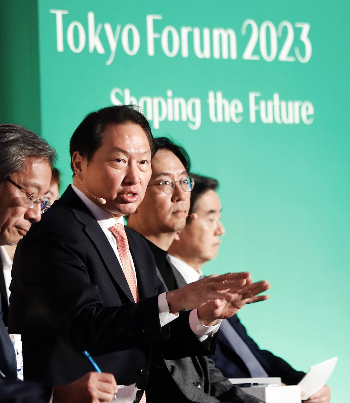 최태원 SK그룹 회장이 지난달 30일 일본 도쿄대에서 열린 '도쿄포럼 2023'의 비즈니스 리더스 세션에서 발언하고 있다.