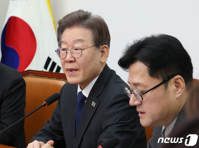 (서울=뉴스1) ,송원영 기자 = 이재명 더불어민주당 대표가 1일 서울 여의도 국회에서 열린 최고위원회의에서 발언을 하고 있다. 2023.12.1/뉴스1  Copyright (C) 뉴스1. All rights reserved. 무단 전재 및 재배포,  AI학습 이용 금지.