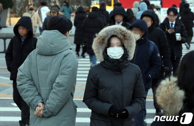 전국 대부분 지역의 아침 기온이 영하권으로 떨어지며 올 가을 들어 가장 추운 지난달 30일 오전 서울 광화문네거리에서 방한 용품을 착용한 시민들이 출근하고 있다. /사진=뉴스1