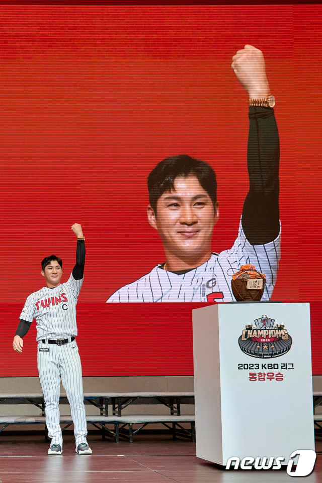 (서울=뉴스1) 김진환 기자 = 2023 KBO 한국시리즈에서 MVP를 차지한 LG 트윈스의 주장 오지환(오른쪽)이 17일 오후 서울 강서구 마곡 LG 사이언스파크 컨버전스 홀에서 열린 통합우승 기념행사에서 故  구본무 선대 회장이 남긴 롤렉스 시계를 찬 뒤 포즈를 취하고 있다. (LG 트윈스 제공) 2023.11.17/뉴스1  Copyright (C) 뉴스1. All rights reserved. 무단 전재 및 재배포,  AI학습 이용 금지.