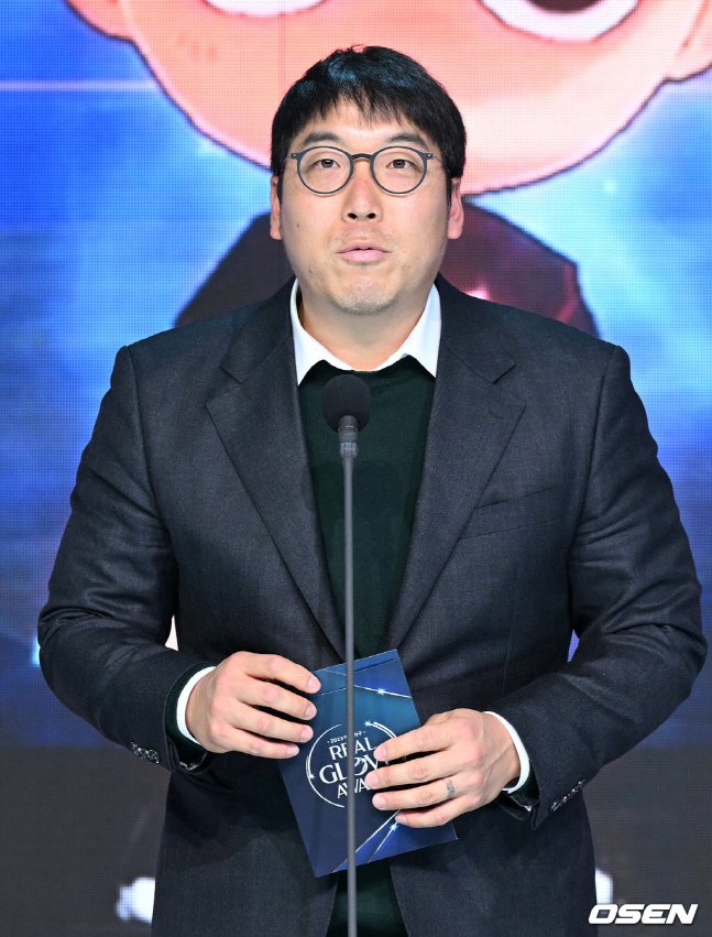 LG 김현수가 1일 선수협 회장으로서 2023 마구마구 리얼글러브 어워드에 참석해 인삿말을 하고 있다.