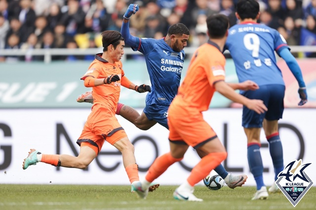 수원삼성-강원FC(주황색 유니폼) 경기. /사진=한국프로축구연맹 제공