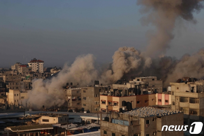 (라파 AFP=뉴스1) 정지윤 기자 = 1일(현지시간) 가자지구 라파 지역에서 이스라엘의 공습으로 1일(현지시간) 연기가 피어오르고 있다. 2023.12.01  ⓒ AFP=뉴스1  Copyright (C) 뉴스1. All rights reserved. 무단 전재 및 재배포,  AI학습 이용 금지.