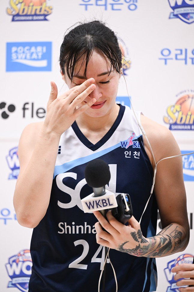 신한은행 김소니아가 2일 인천도원체육관에서 열린 BNK와 경기 종료 후 방송 인터뷰에서 눈물을 흘리고 있다. /사진=WKBL