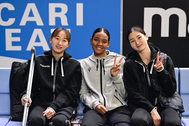 지난 시즌 부상으로 많은 경기에 나오지 못했던 이주연과 키아나 스미스, 윤예빈(왼쪽부터). /사진=WKBL