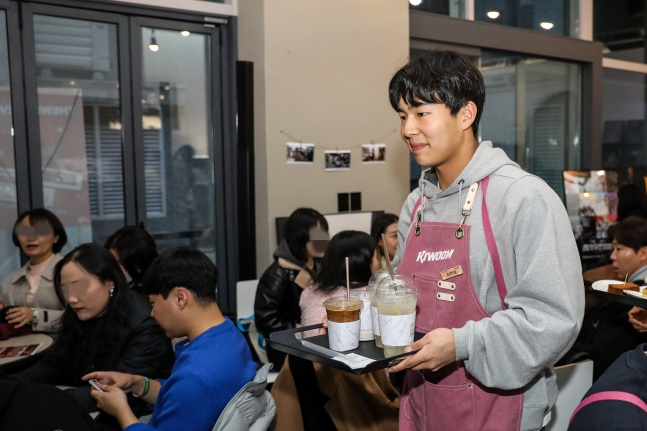 키움 김휘집(오른쪽)이 3일 서울 강서구 마곡동에서 열린 2023 히어로즈 자선카페에서 서빙하고 있다. /사진=키움 히어로즈