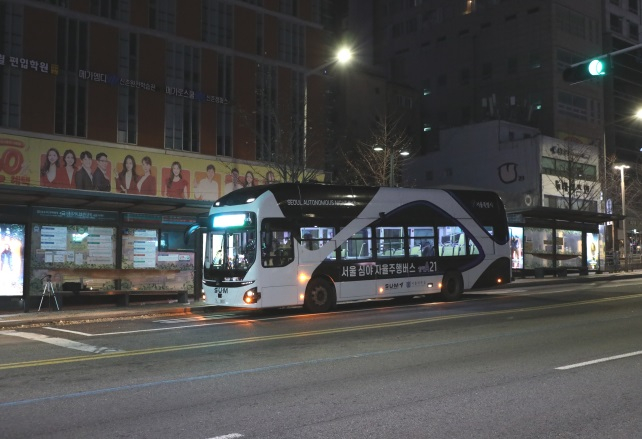 심야시간 서울시 도심을 주행 중인 심야 A21 /사진제공=서울시