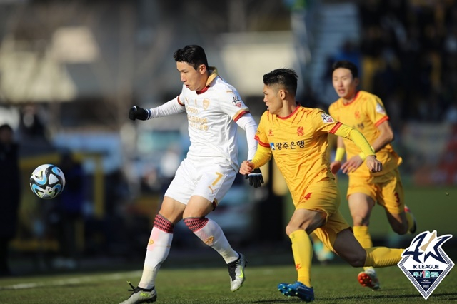 광주FC-포항스틸러스(흰색 유니폼) 경기. /사진=한국프로축구연맹 제공