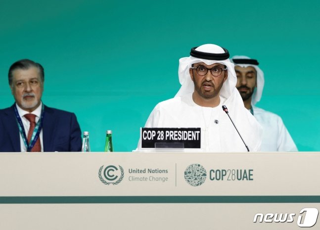 30일(현지시간) UAE 두바이에서 198개국 대표단이 참석한 가운데 열린 제28차 유엔기후변화협약 당사국총회(COP28)에서 의장인 술탄 아메드 알 자베르 아랍에미리트(UAE) 산업첨단기술부 장관이 발언하고 있다. 2023.11.30./사진=뉴스1