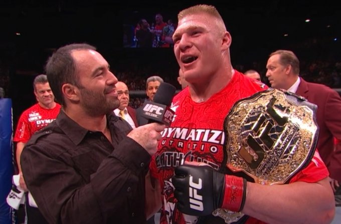 전 UFC 헤비급 챔피언인 브록 레스너(사진 오른쪽)가 인터뷰하는 장면./사진=UFC 유튜브 캡쳐