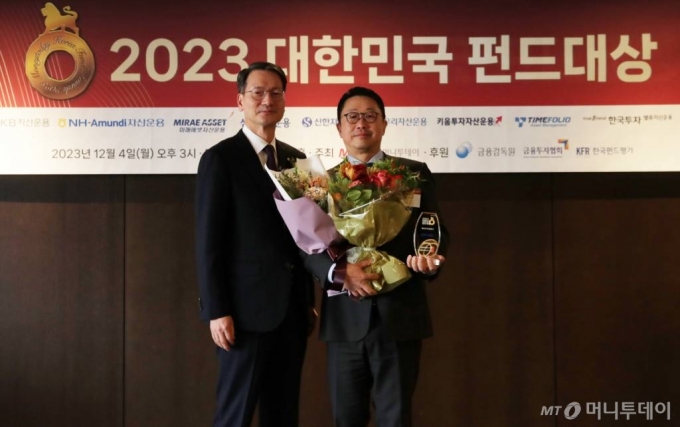 서봉균 삼성자산운용 대표가 4일 서울 중구 더플라자 호텔에서 열린 '2023 대한민국 펀드대상' 시상식에서 베스트 자산운용사 상을 수상한 뒤 황선오 금융감독원 부원장보와 기념촬영을 하고 있다. /사진=김휘선 기자