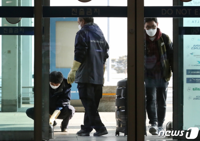 "기침만 했는데 퍼졌다"…백신도 없는 '중국 호발 폐렴' 정체는?